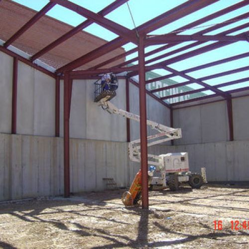 Colocación de vigas en nave industrial Hormigones HORO